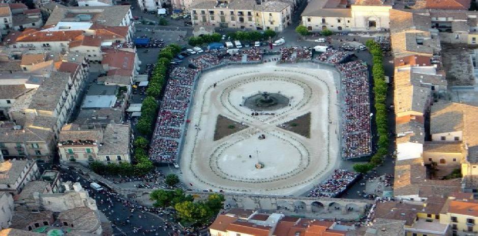 سولمونا Dietro Piazza Maggiore المظهر الخارجي الصورة