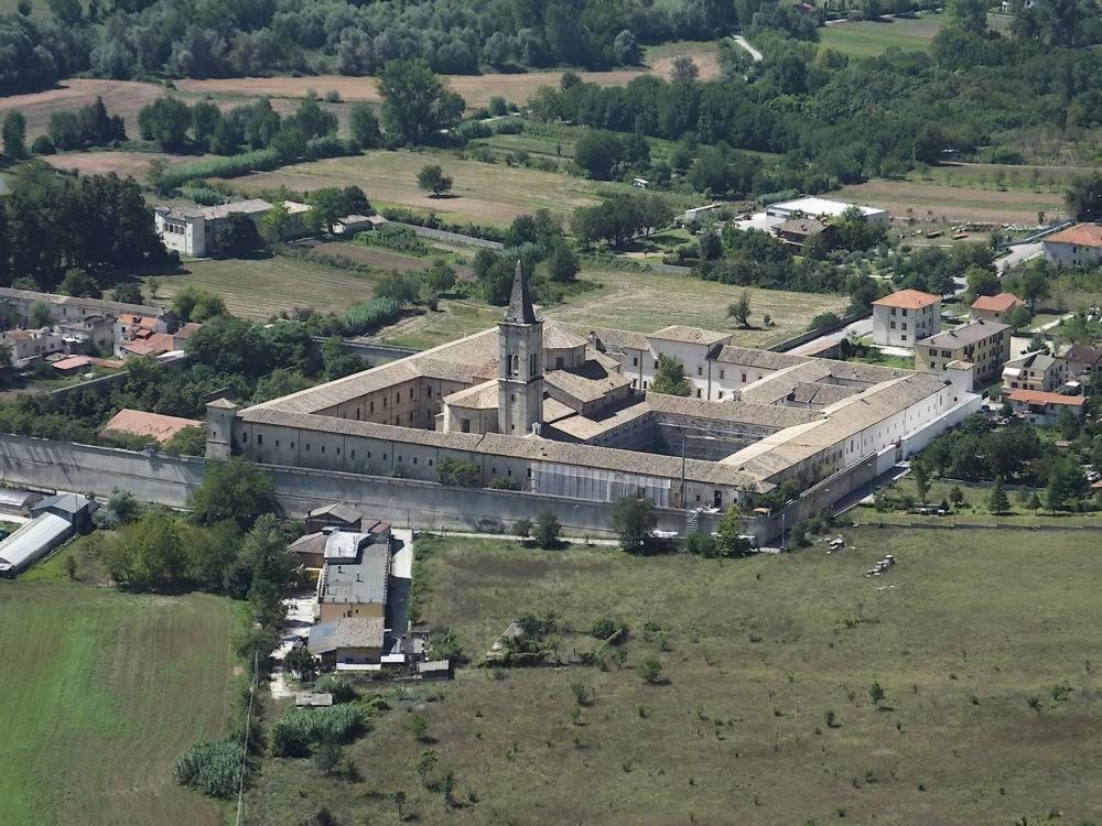 سولمونا Dietro Piazza Maggiore المظهر الخارجي الصورة
