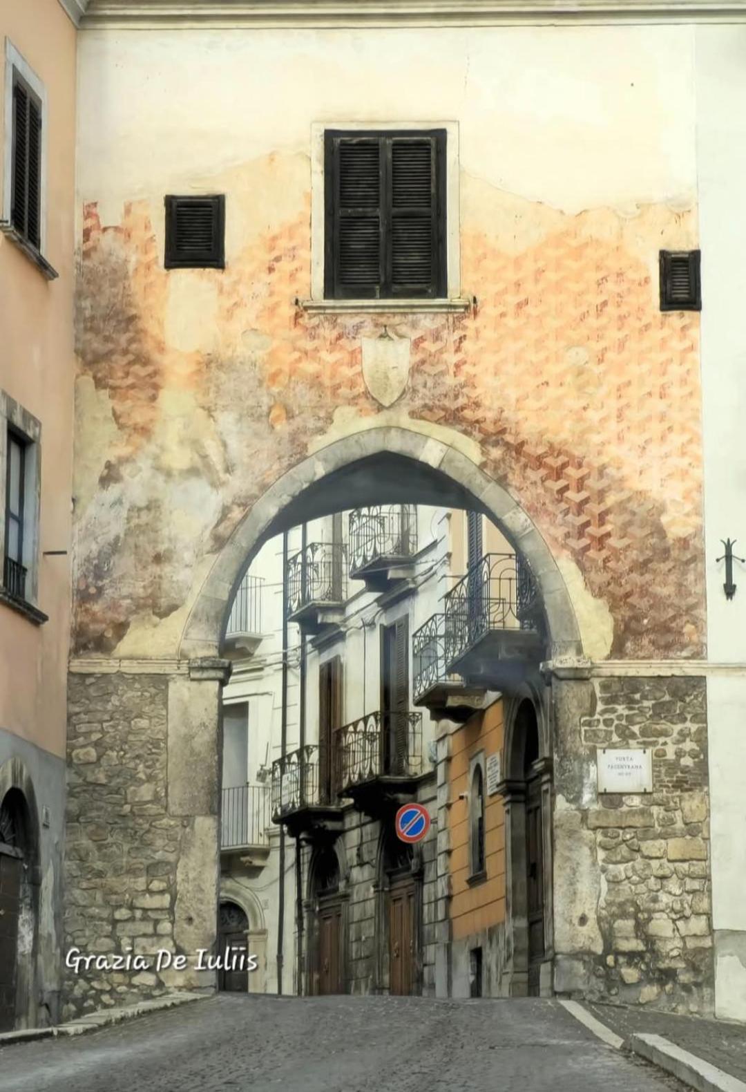 سولمونا Dietro Piazza Maggiore المظهر الخارجي الصورة