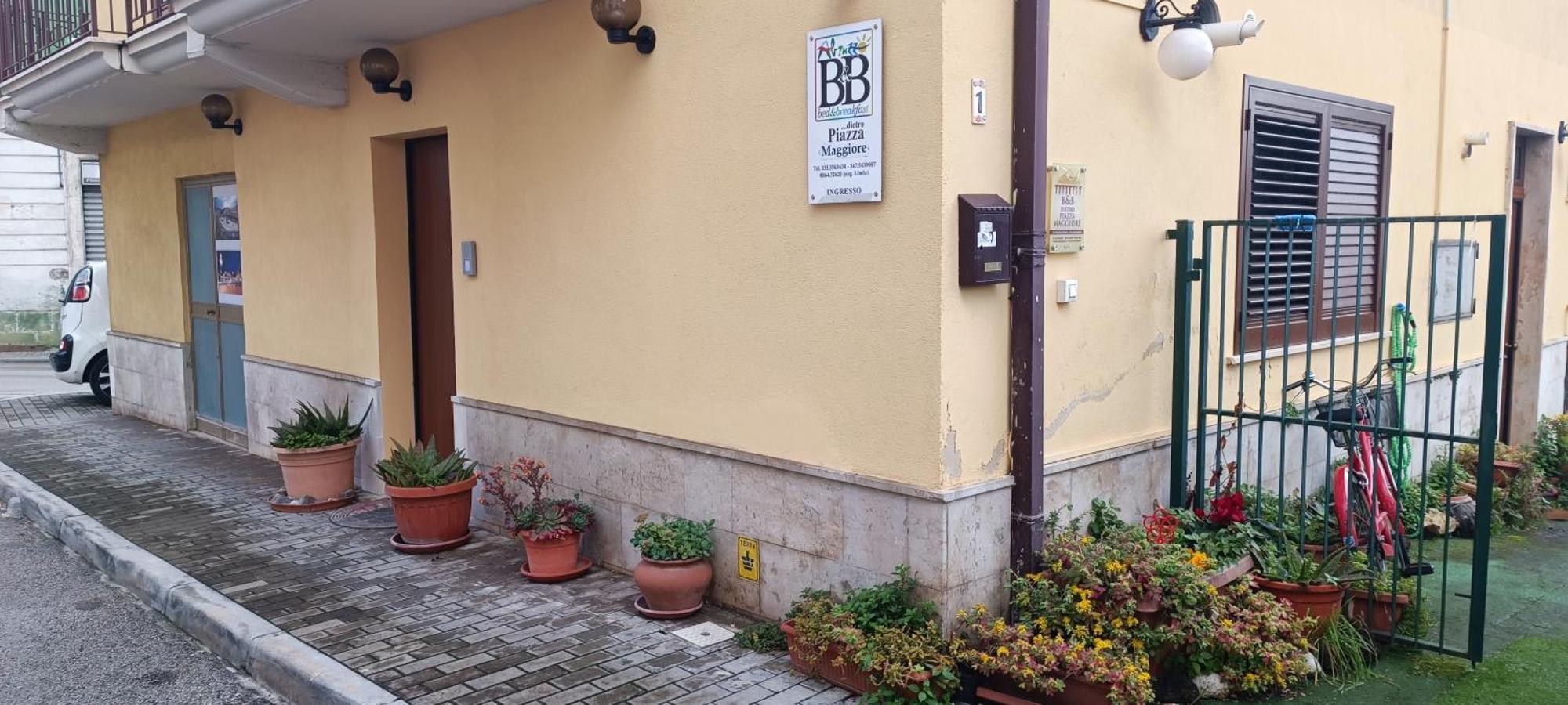 سولمونا Dietro Piazza Maggiore المظهر الخارجي الصورة